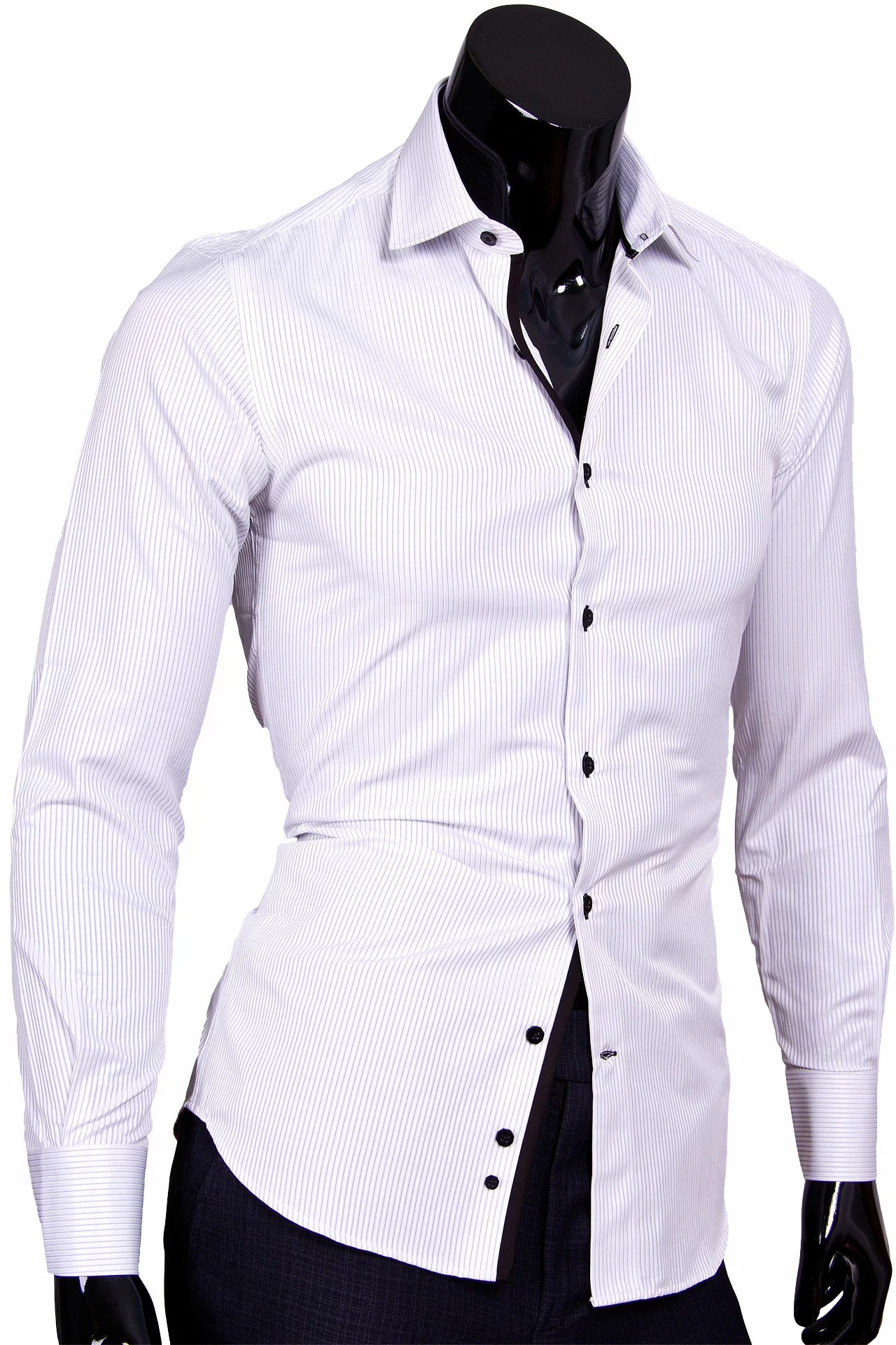 Рубашка приталенная белого цвета в полоску с черными пуговицами