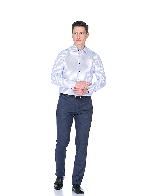 Стильная приталенная мужская рубашка белого цвета в полоску