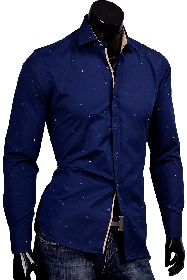 Синяя приталенная рубашка в разноцветных звездах фото