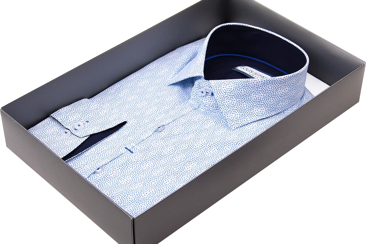 Стильная приталенная мужская рубашка белого цвета с голубым узором
